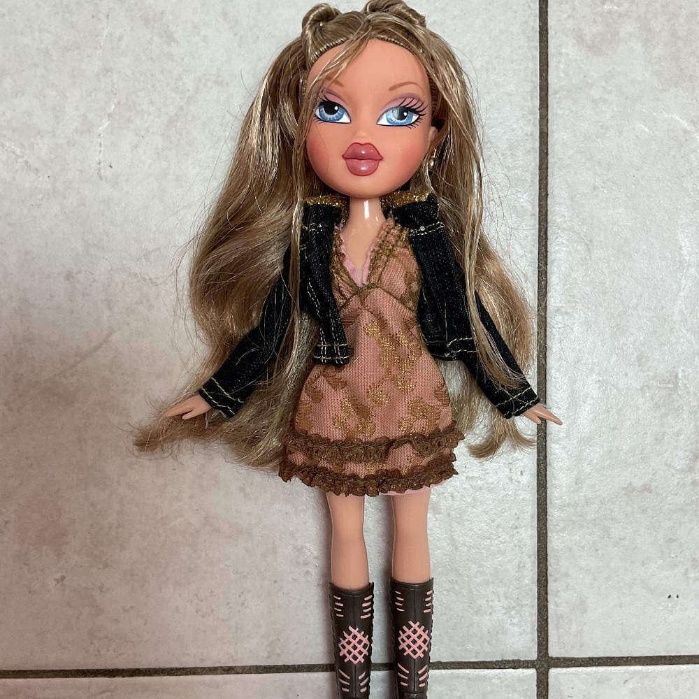 Bratz Rodeo Cloe Doll in fashion pack